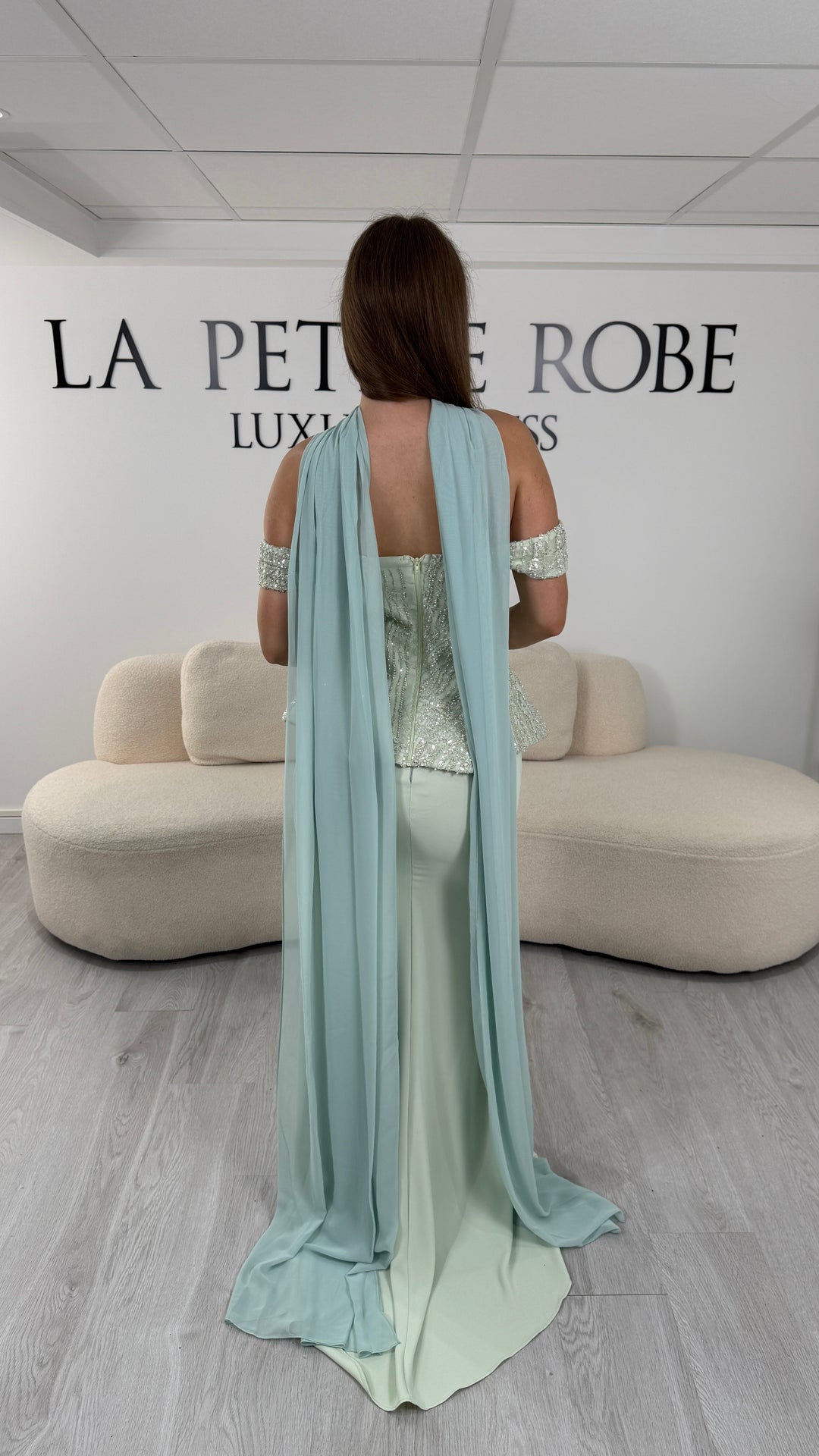 Robe deux pièces vert d'eau Eylin, dos fermé par un zip et traîne au sol