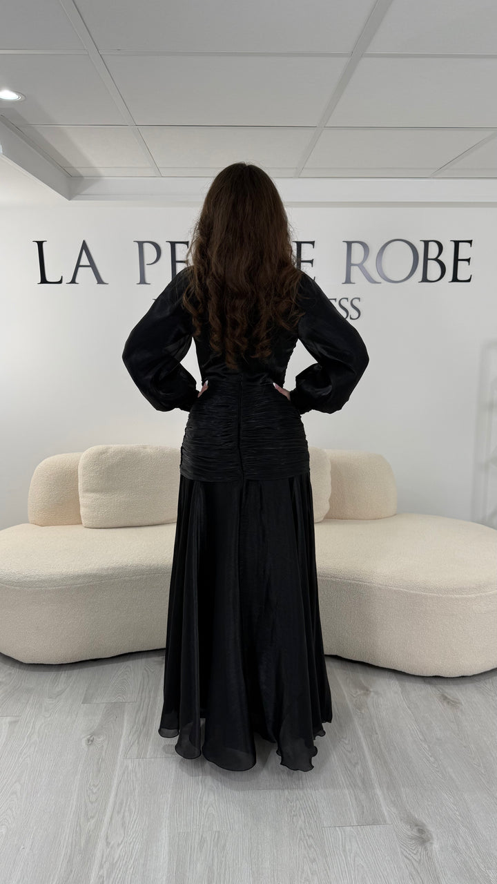 Robe de soirée noire modeste longue avec col montant et manches longues. Sans fente, coupe fluide et élégante idéale pour mariage, réception et événement formel.