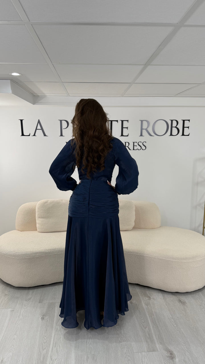 Robe de soirée bleu marine modeste longue avec col montant et manches longues. Sans fente, coupe fluide et élégante idéale pour mariage et réception.