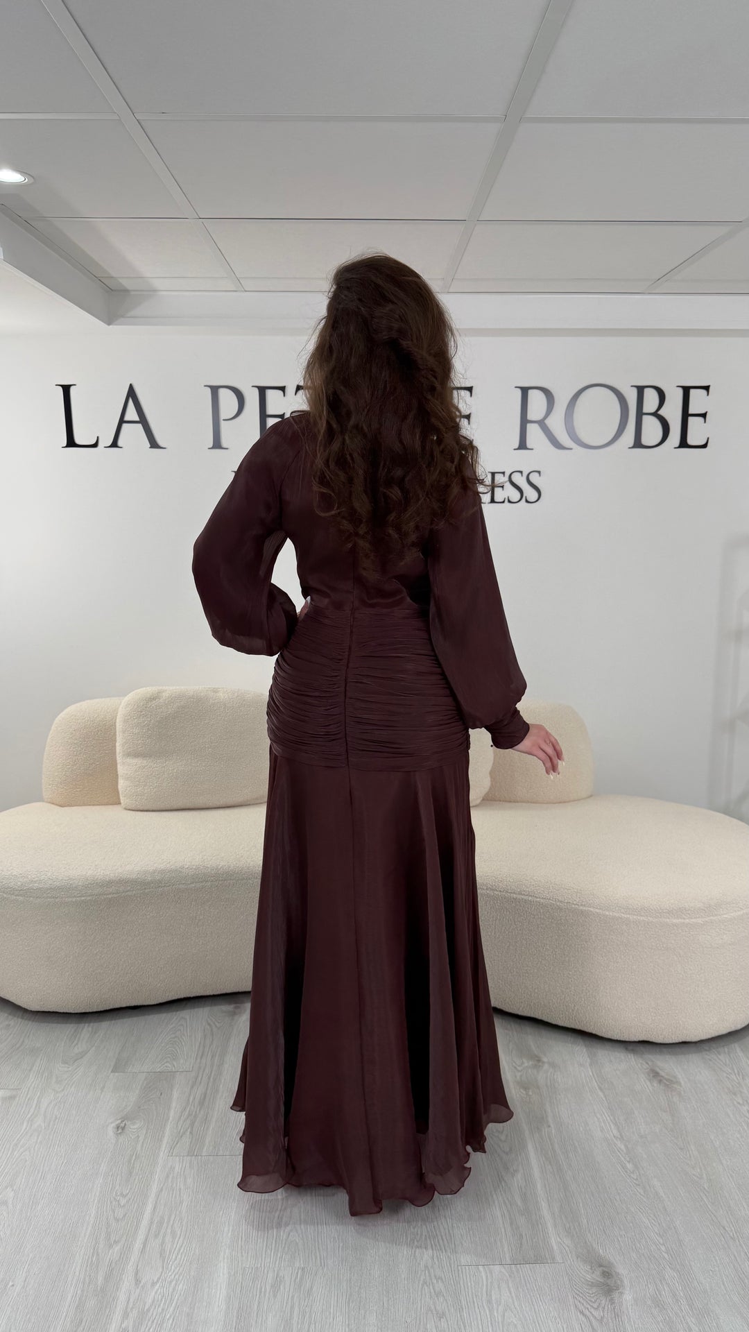 Robe de soirée marron modeste longue avec col montant et manches longues. Sans fente, coupe fluide et élégante parfaite pour mariage et cérémonie.