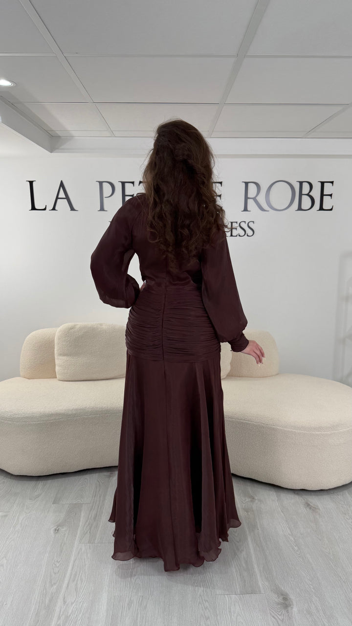 Robe de soirée marron modeste longue avec col montant et manches longues. Sans fente, coupe fluide et élégante parfaite pour mariage et cérémonie.