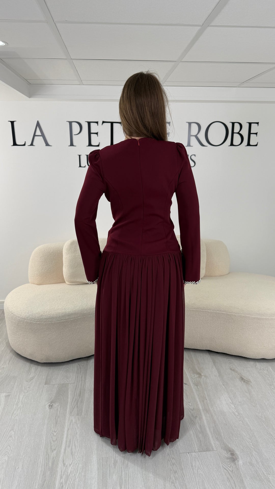Robe de soirée modeste bordeaux Nehir, dos fermé et jupe froncée jusqu'au sol