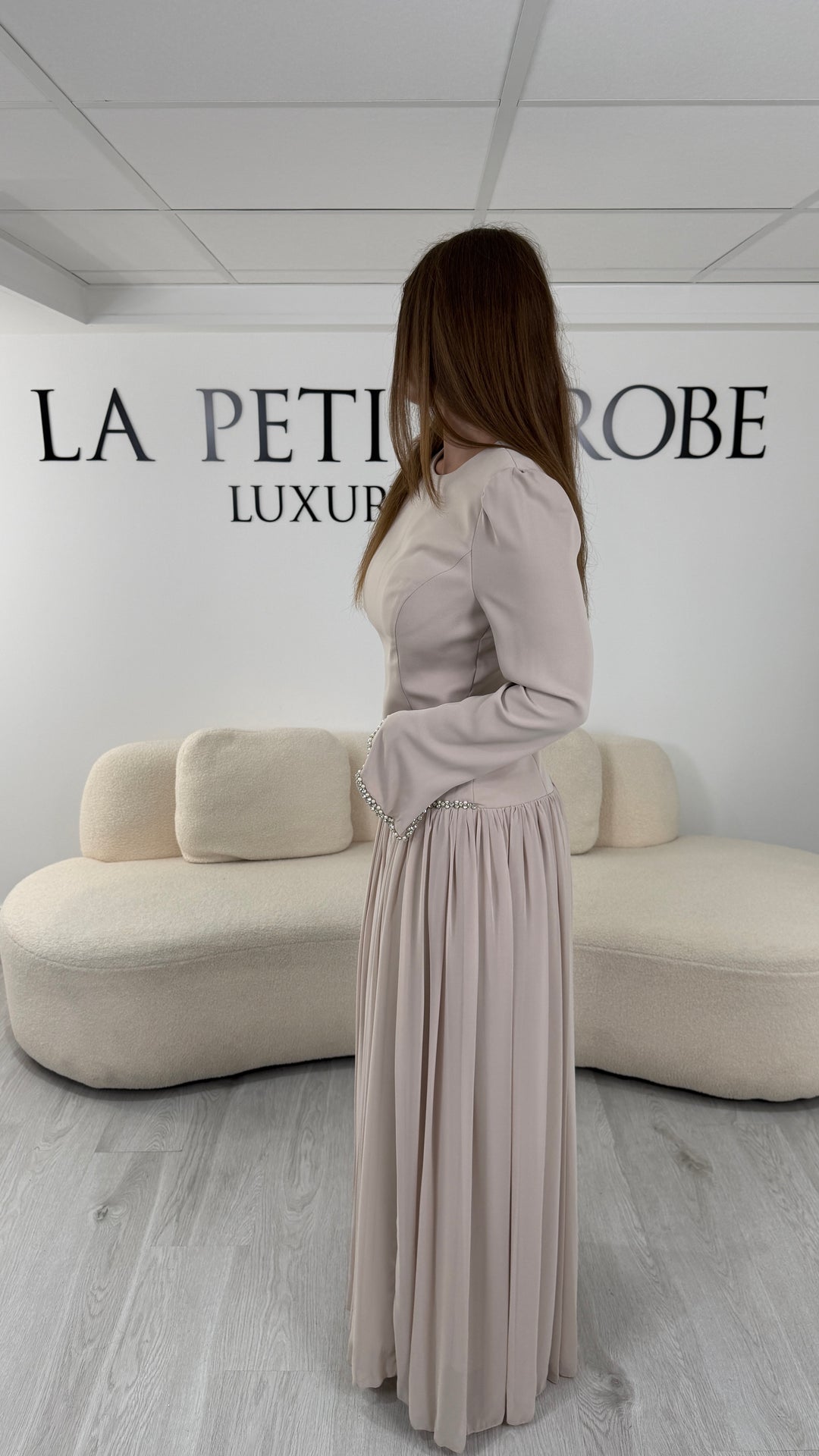 Poignets perlés des manches évasées de la robe modeste beige Nehir
