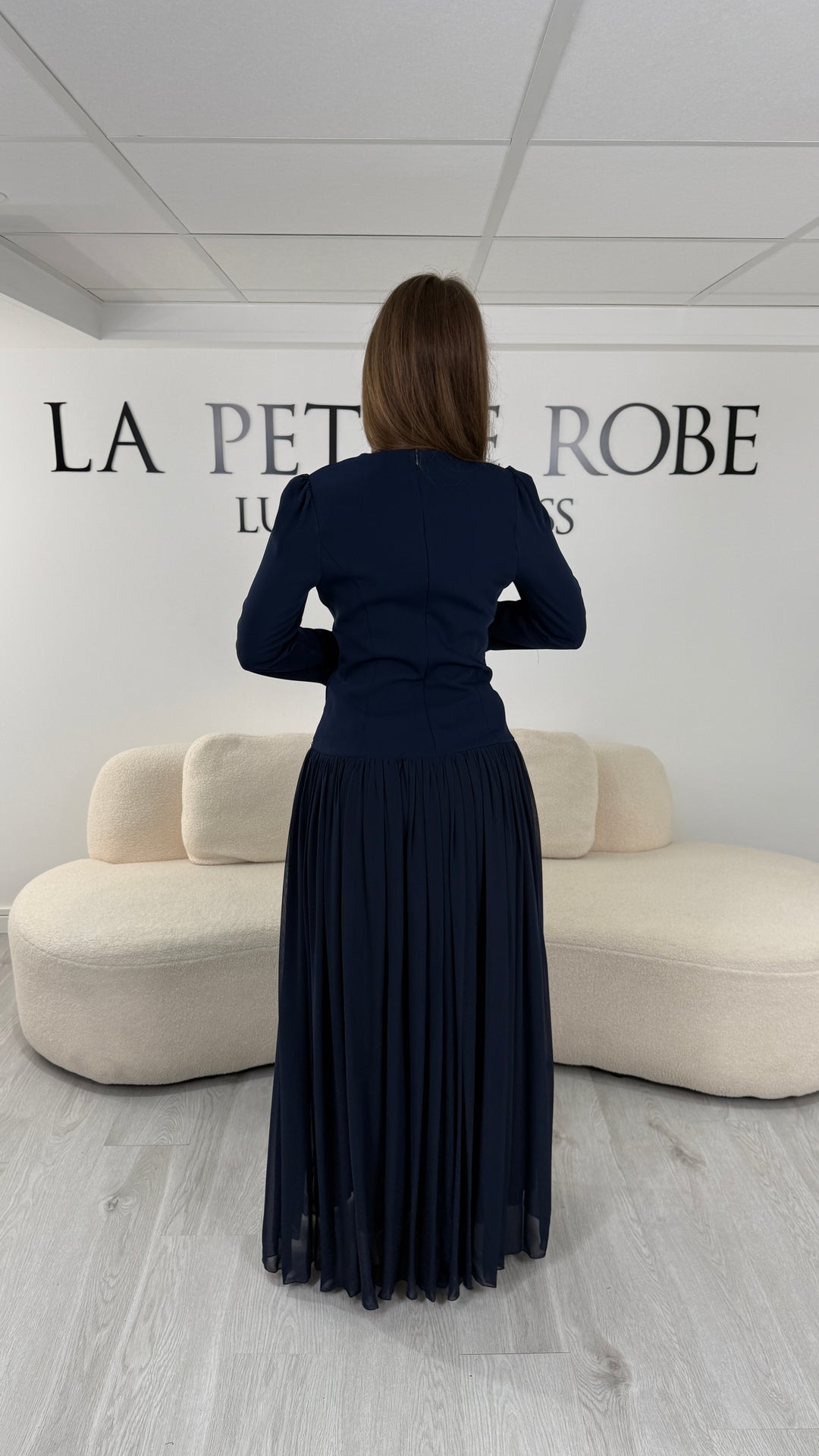 Robe de soirée modeste bleu marine Nehir, dos fermé et jupe froncée jusqu'au sol
