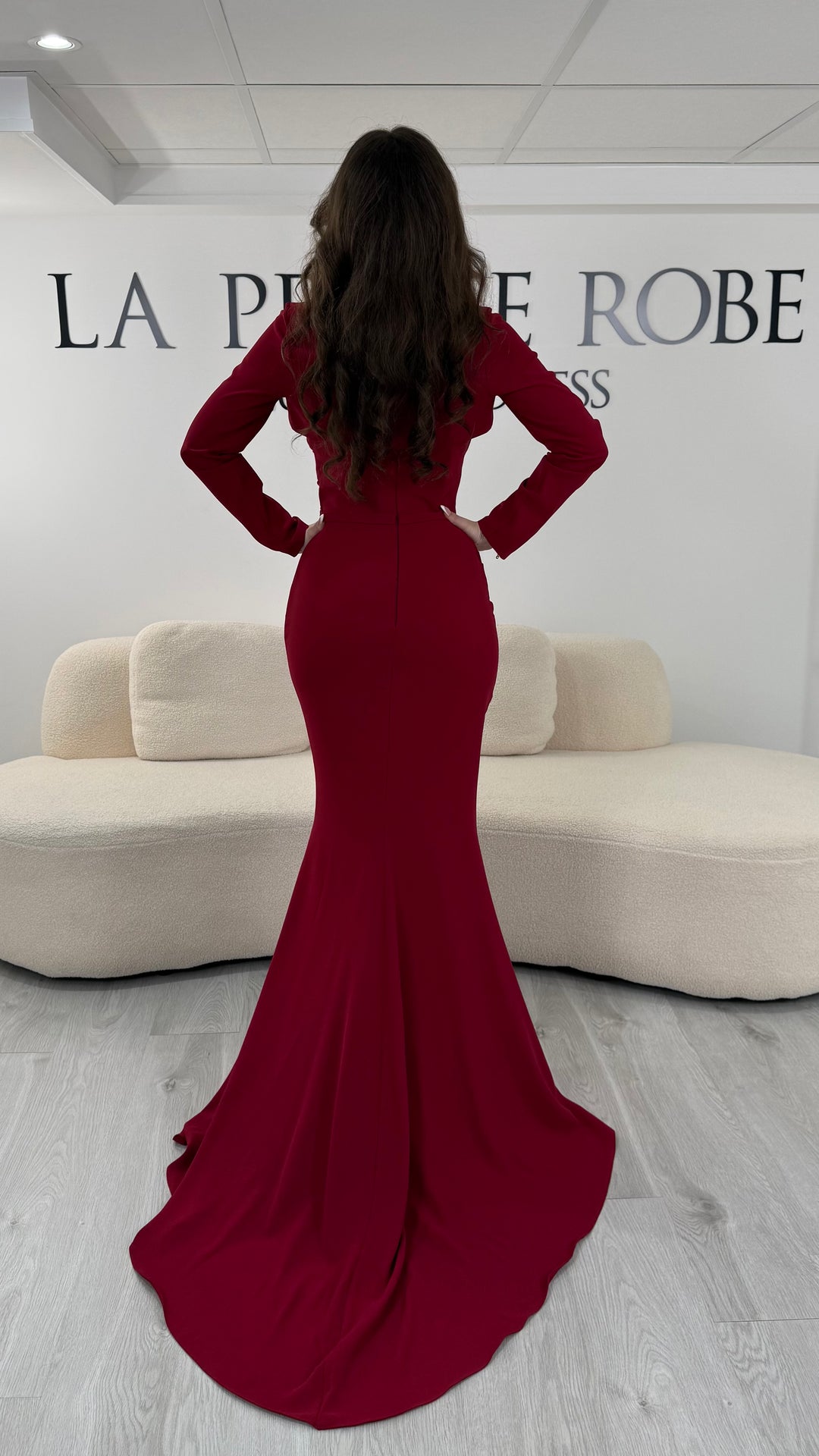 Robe de soirée bordeaux longue avec col montant, ouverture élégante et manches longues. Sans fente, coupe ajustée raffinée idéale pour gala et mariage.