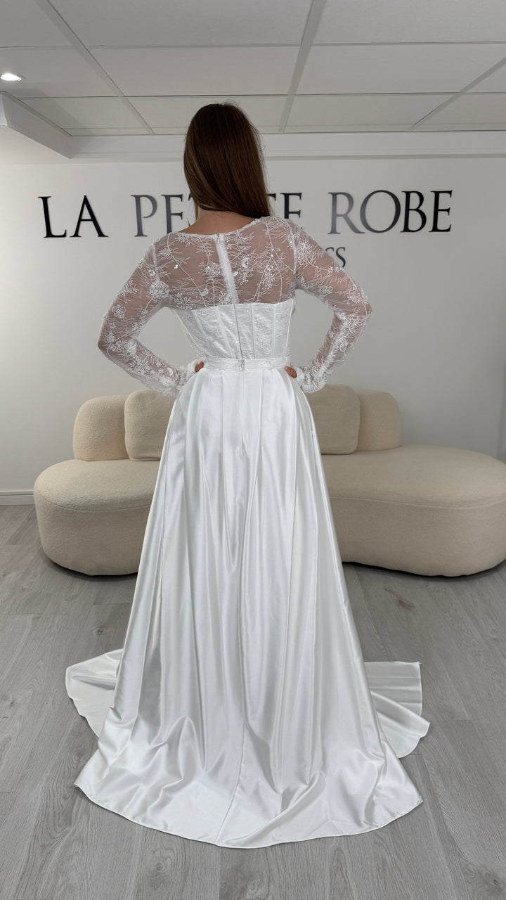 Dos en dentelle transparente et traîne de la surjupe en satin - robe de mariée Milena