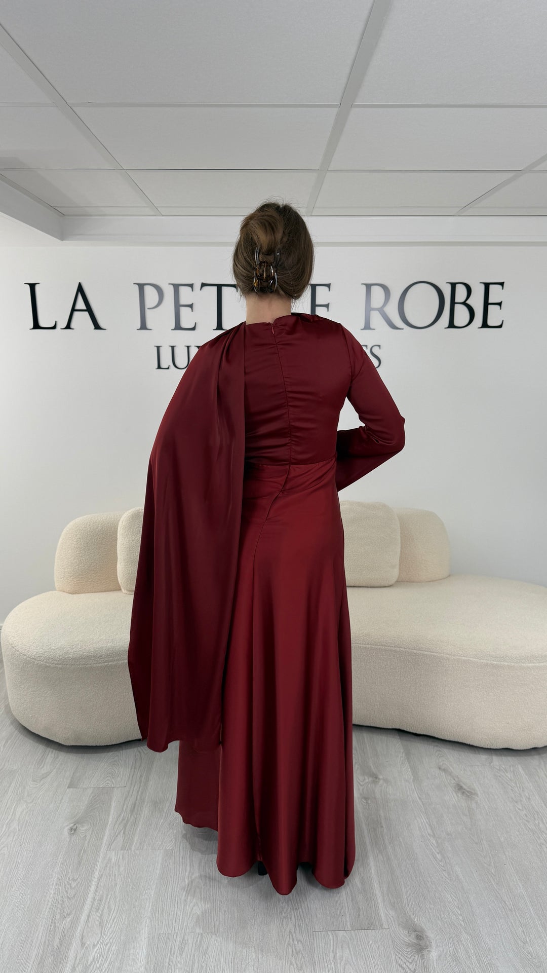 Robe de soirée modeste bordeaux longue avec col rond, manches longues et drapé élégant. Une robe sans fente idéale pour mariage, cérémonie ou demoiselle d'honneur.