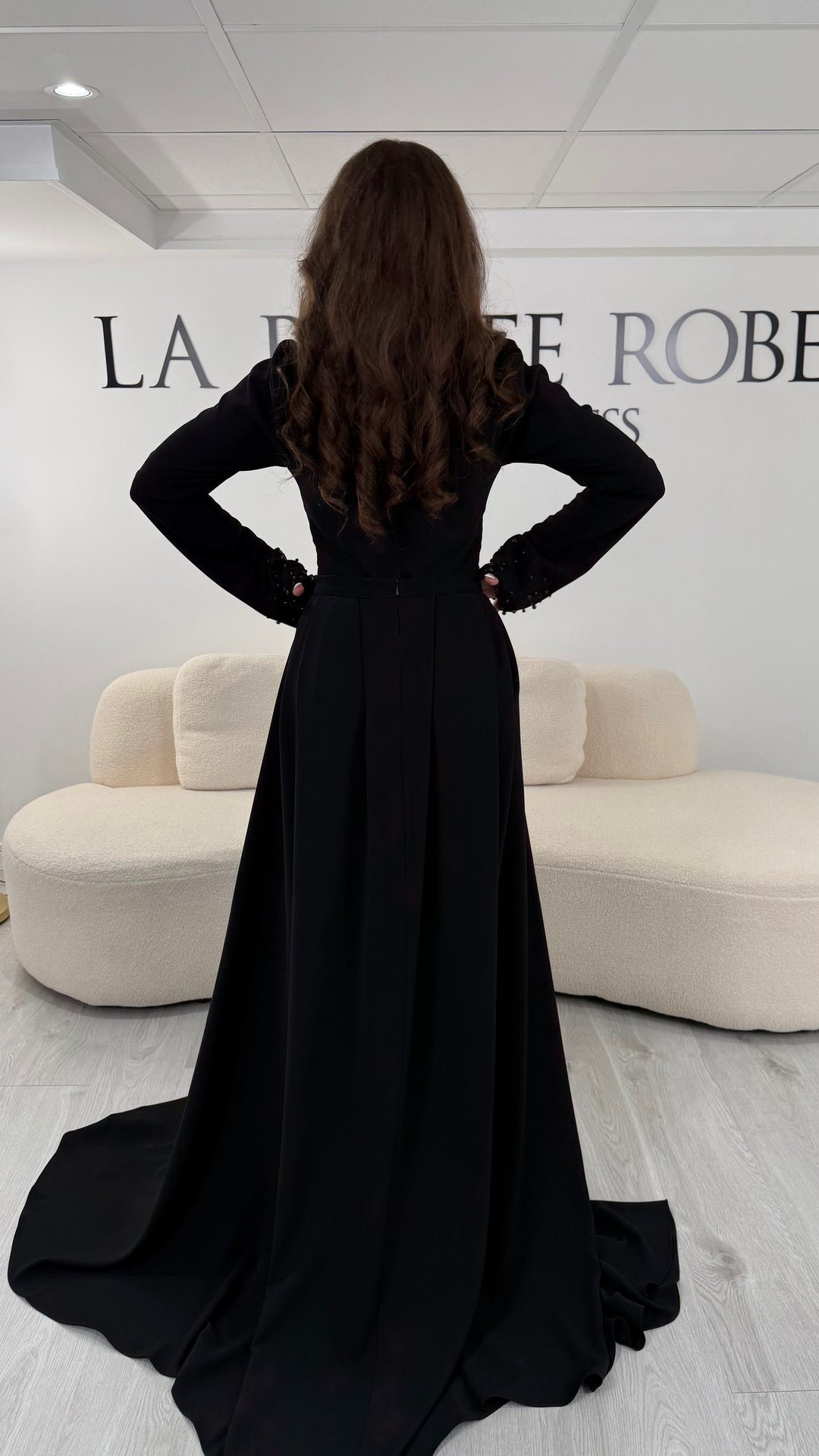 Robe de soirée longue noire avec col bateau et manches longues. Sans fente, dotée d’une traîne amovible élégante, idéale pour gala et mariage.