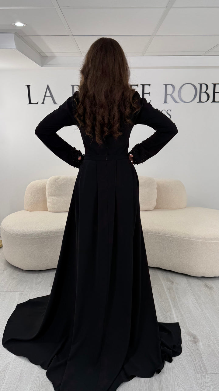 Robe de soirée longue noire avec col bateau et manches longues. Sans fente, dotée d’une traîne amovible élégante, idéale pour gala et mariage.