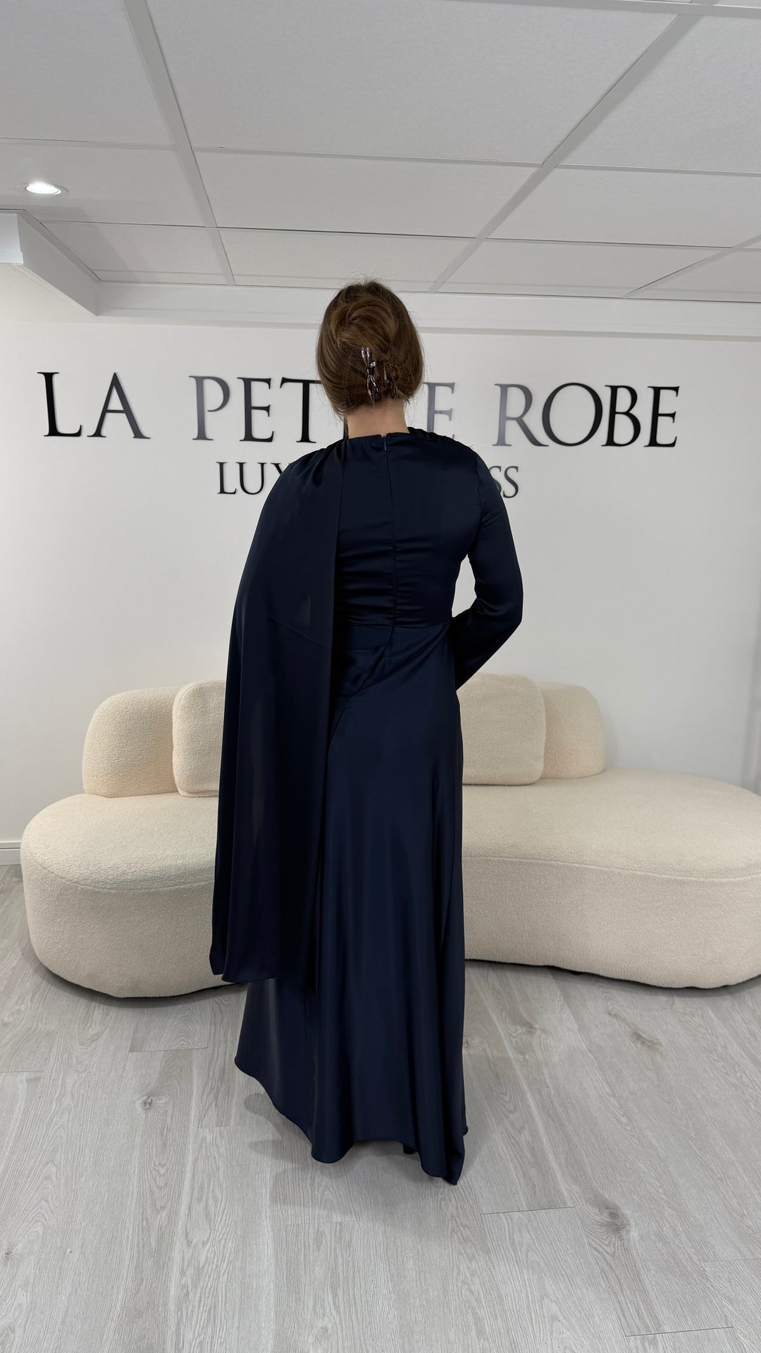Robe de soirée modeste bleu marine longue avec col rond, manches longues et drapé élégant. Une robe sans fente idéale pour mariage, cérémonie ou demoiselle d'honneur.