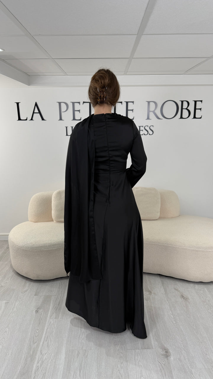Robe de soirée modeste noire longue avec col rond, manches longues et drapé élégant. Une robe sans fente idéale pour mariage, cérémonie ou demoiselle d'honneur.