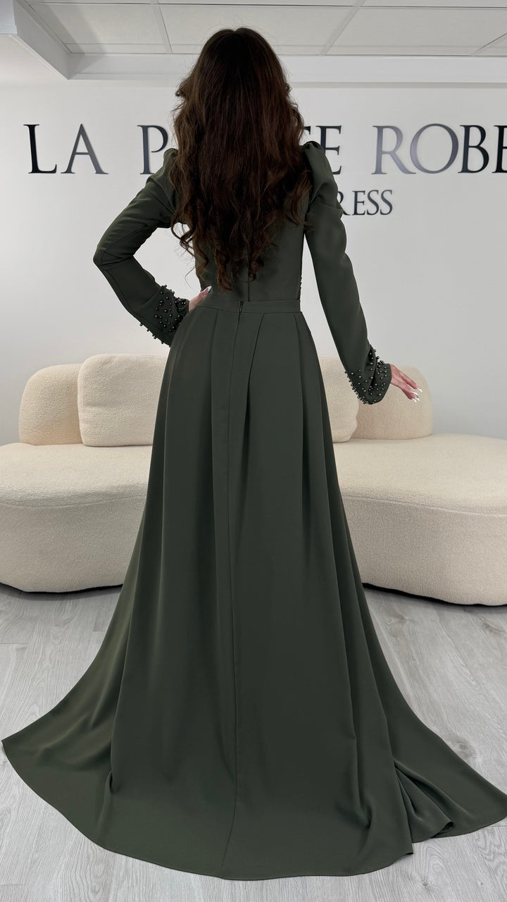 Robe de soirée kaki longue avec col rond et manches longues. Sans fente, dotée d’une traîne amovible élégante, parfaite pour gala et mariage.