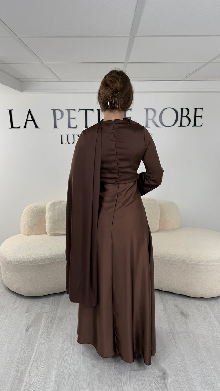 Robe de soirée modeste marron longue avec col rond, manches longues et drapé élégant. Une robe sans fente idéale pour mariage, cérémonie ou demoiselle d'honneur.