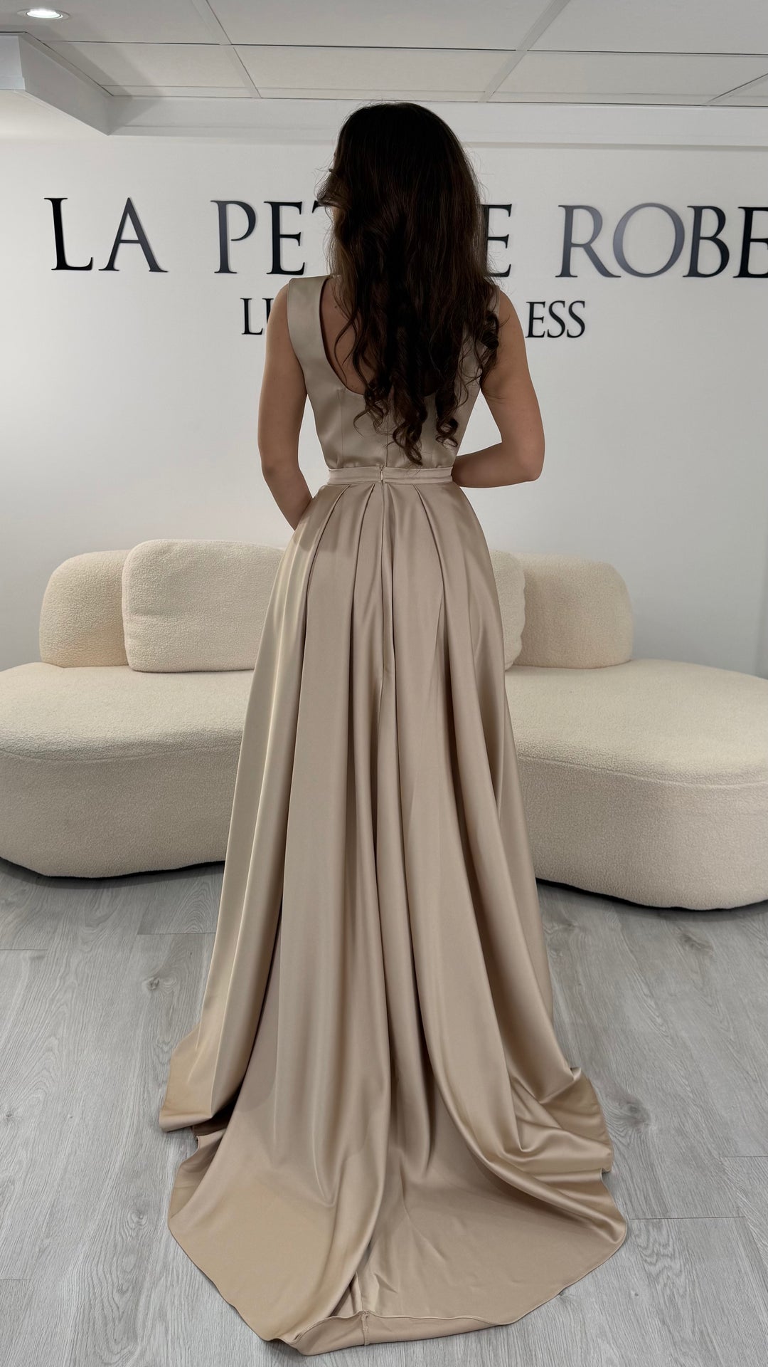 Robe de soirée beige longue avec col carré et coupe sans manche. Sans fente et avec traîne amovible, idéale pour mariage, gala ou réception élégante.