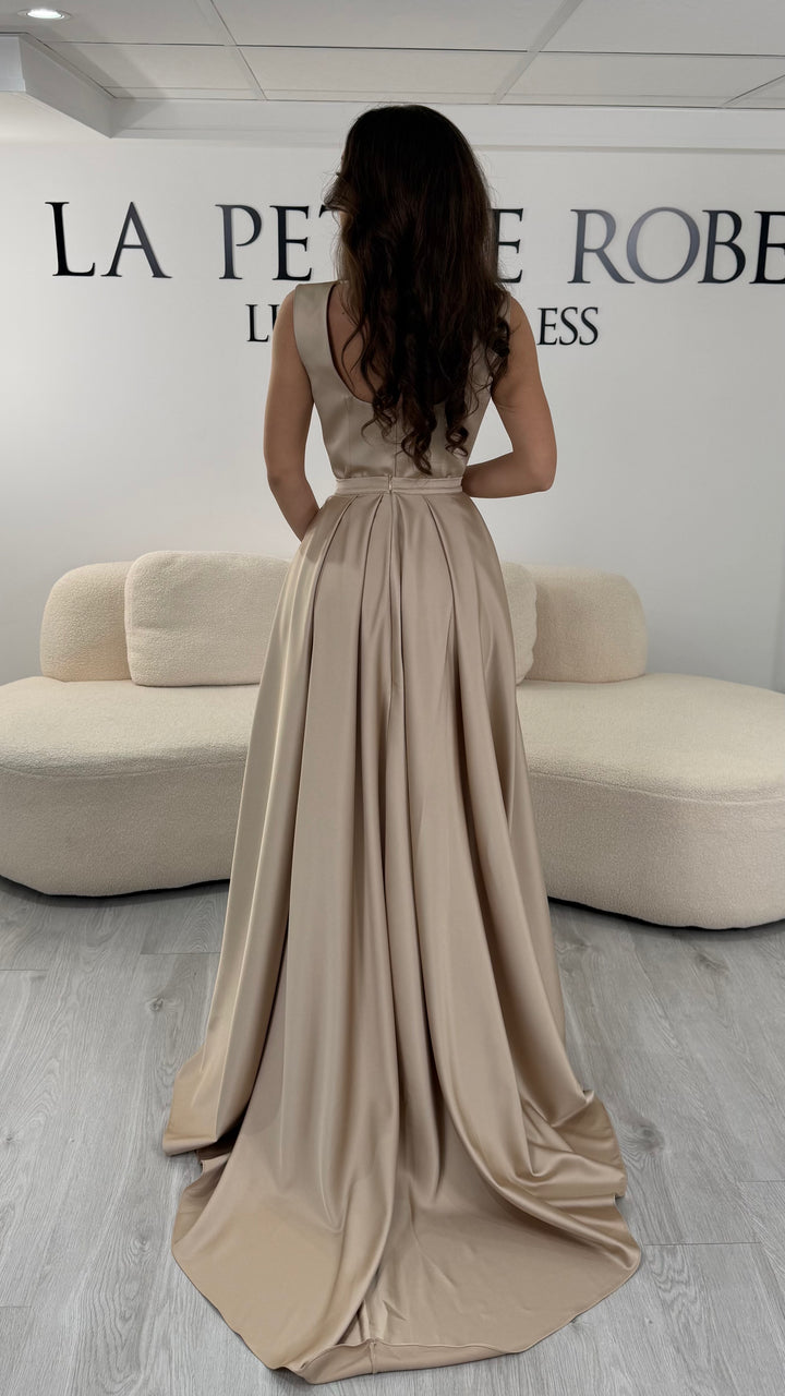 Robe de soirée beige longue avec col carré et coupe sans manche. Sans fente et avec traîne amovible, idéale pour mariage, gala ou réception élégante.