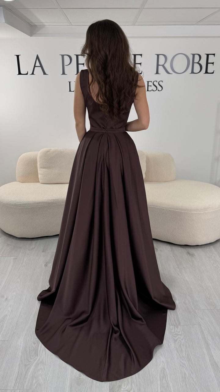 Robe de soirée marron longue avec col carré et coupe sans manche. Sans fente et avec traîne amovible élégante, parfaite pour mariage, gala ou réception.