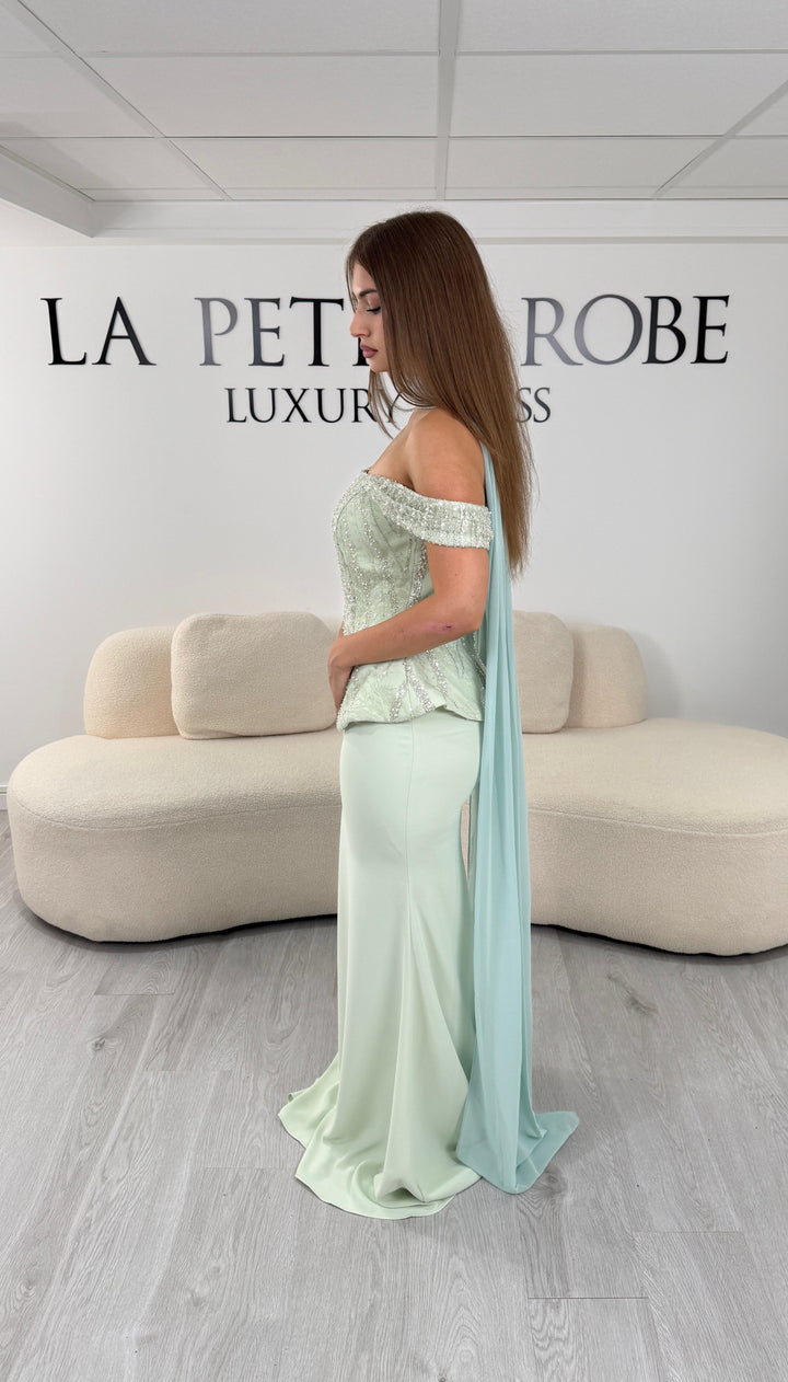Robe deux pièces vert d'eau Eylin portée avec sa longue étole en mousseline assortie