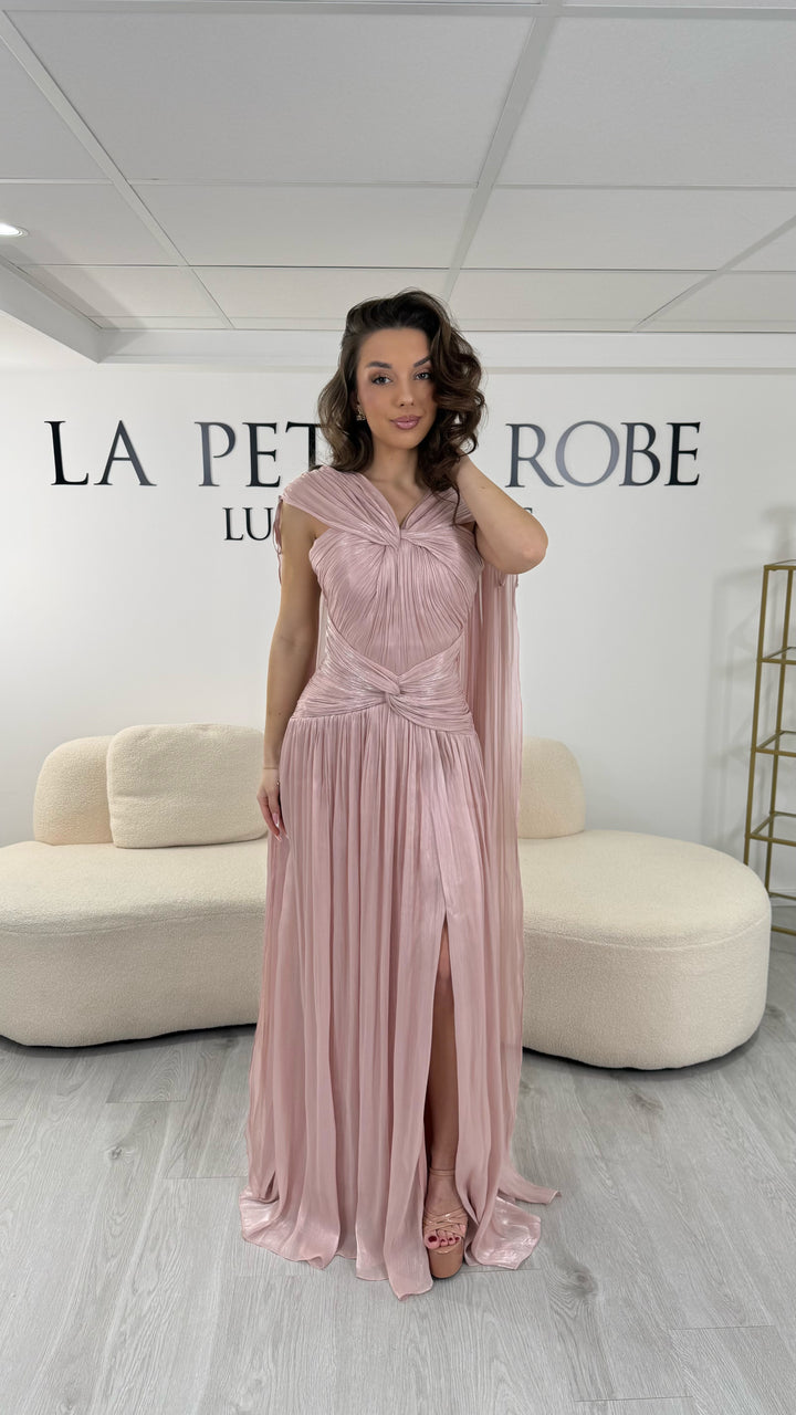 Robe de soirée rose élégante longue, col en V drapé, sans manche et dotée d’une fente raffinée. Coupe fluide et féminine idéale pour mariages et cérémonies.