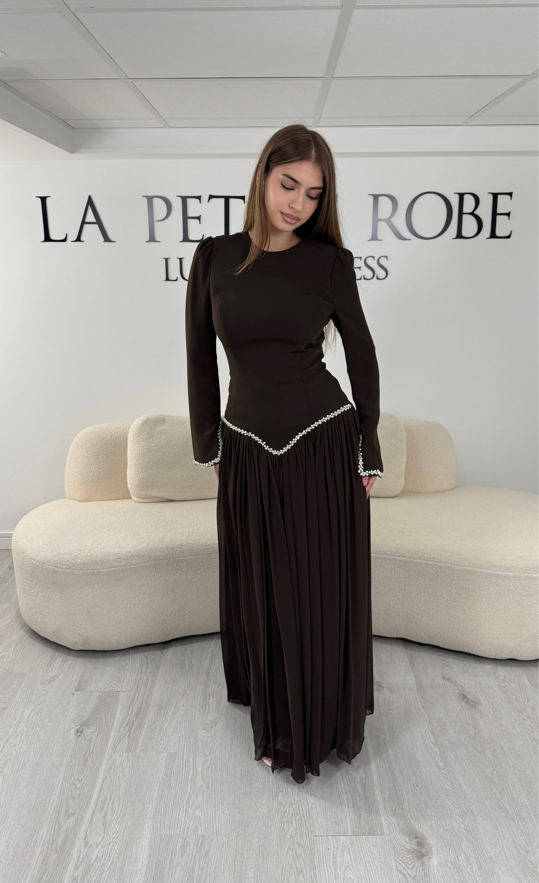 Robe de soirée modeste marron Nehir, manches longues évasées et jupe en mousseline