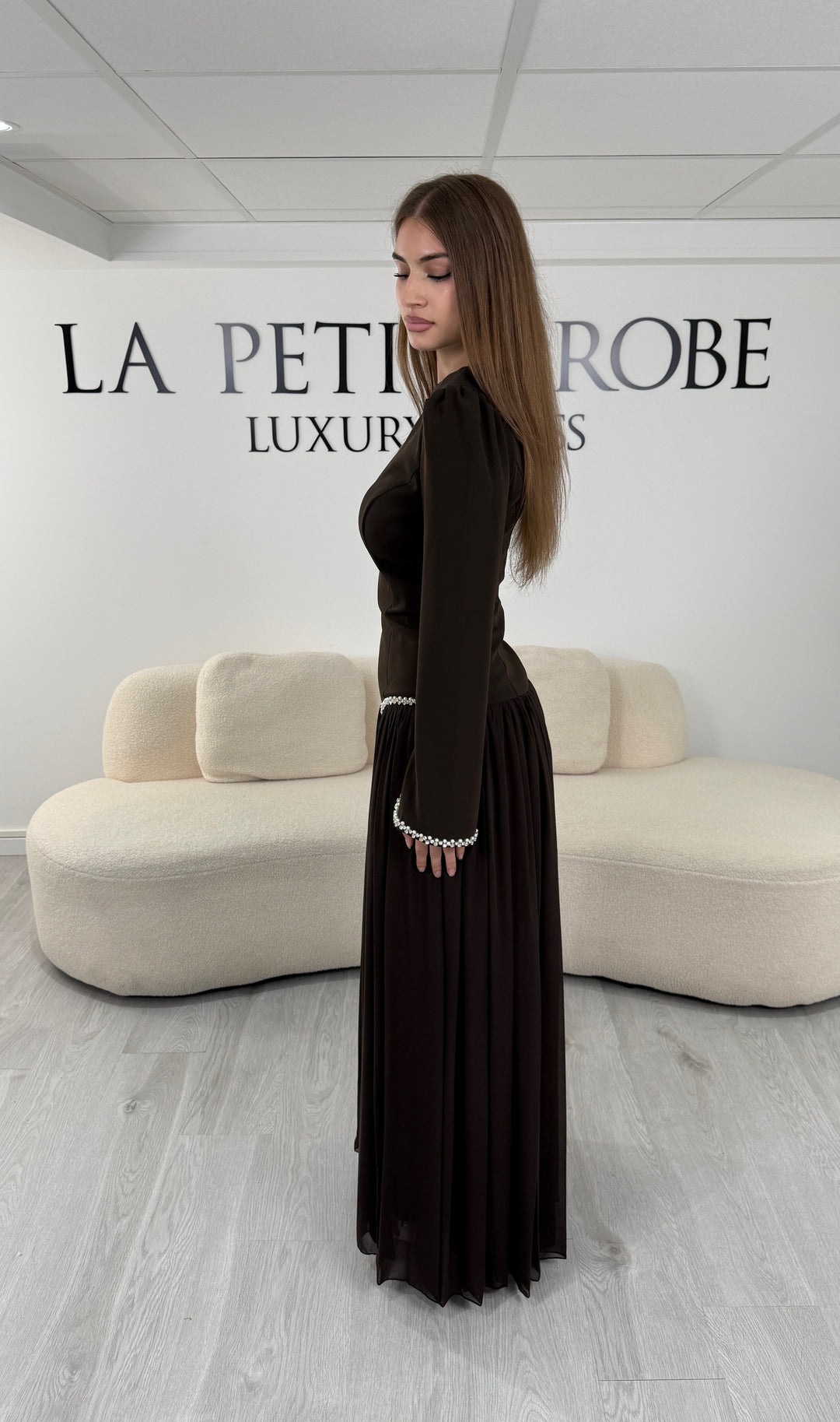 Poignets perlés des manches évasées de la robe modeste marron Nehir