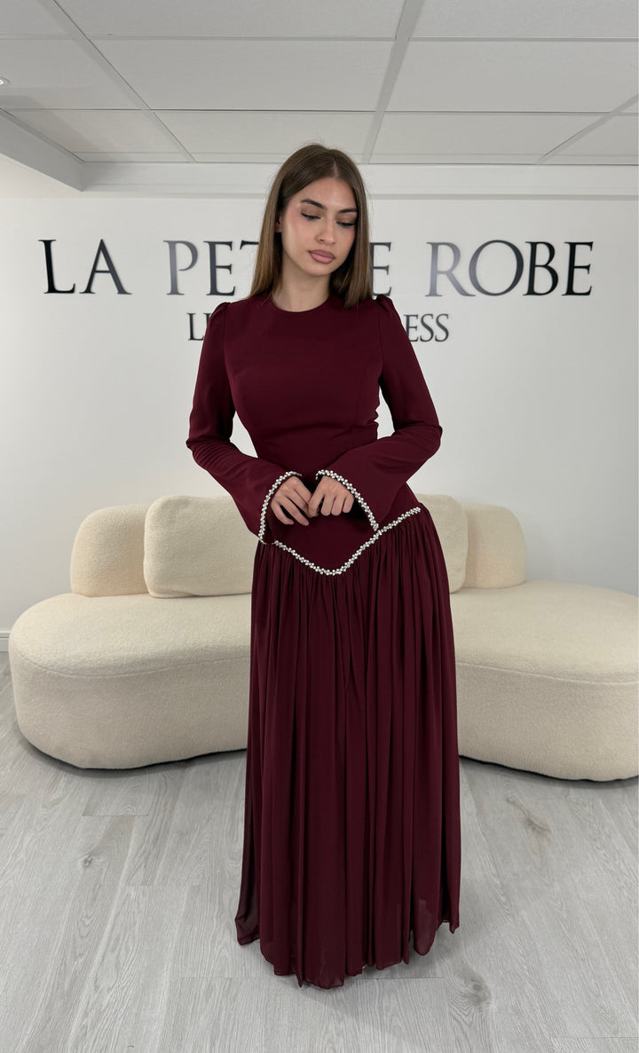 Robe Nehir bordeaux : couture de taille basse en pointe soulignée de perles et strass
