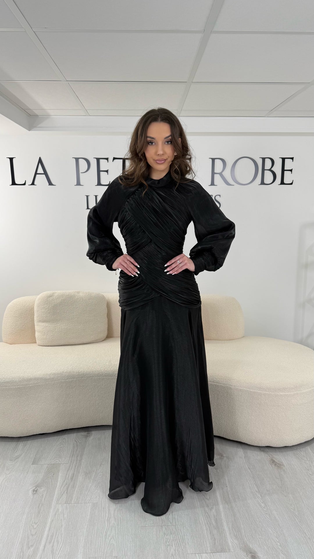 Robe de soirée noire modeste longue avec col montant et manches longues. Sans fente, coupe fluide et élégante idéale pour mariage, réception et événement formel.