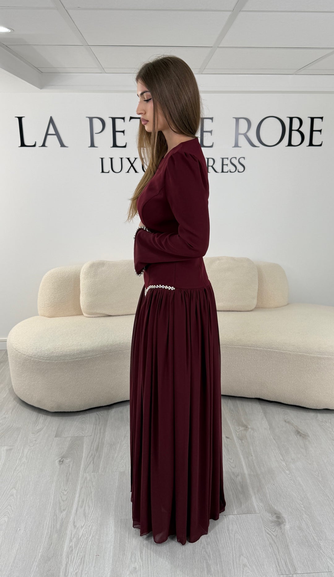 Poignets perlés des manches évasées de la robe modeste bordeaux Nehir