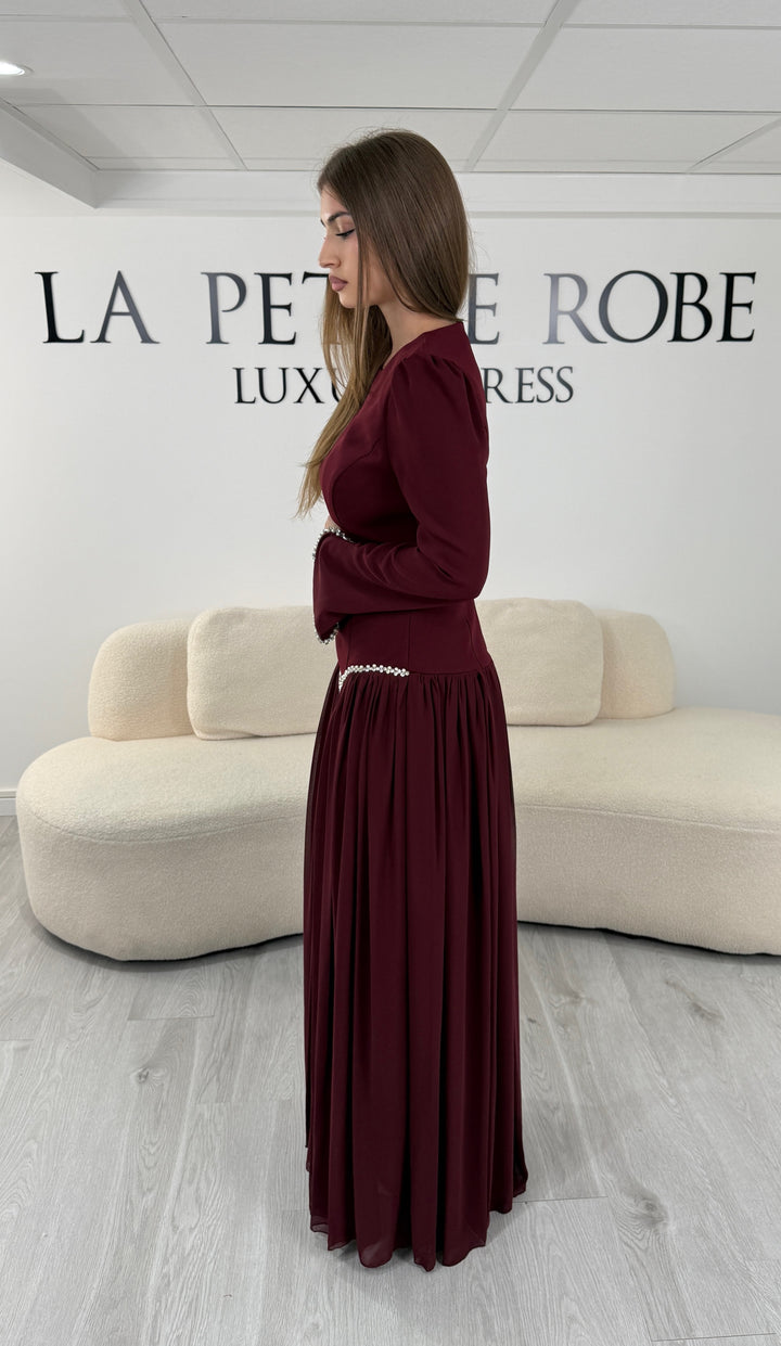 Poignets perlés des manches évasées de la robe modeste bordeaux Nehir