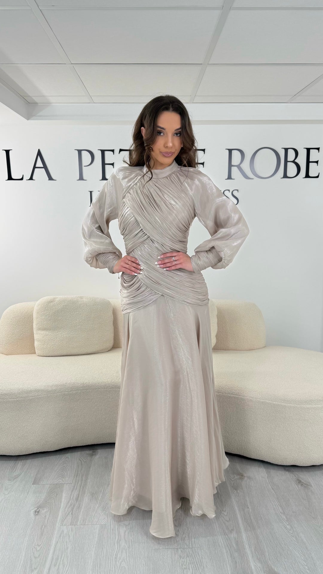 Robe de soirée beige modeste longue avec col montant et manches longues. Sans fente, coupe fluide et élégante parfaite pour mariage et cérémonie.