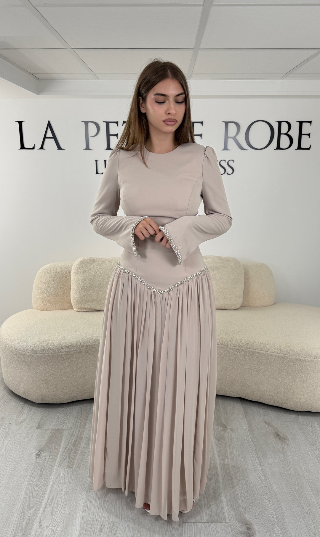 Robe de soirée modeste beige Nehir, manches longues évasées et jupe en mousseline