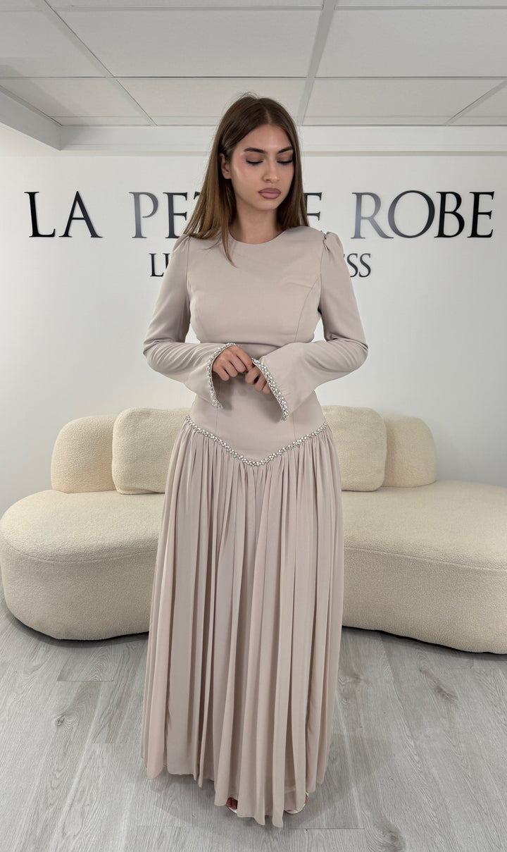 Robe de soirée modeste beige Nehir, manches longues évasées et jupe en mousseline