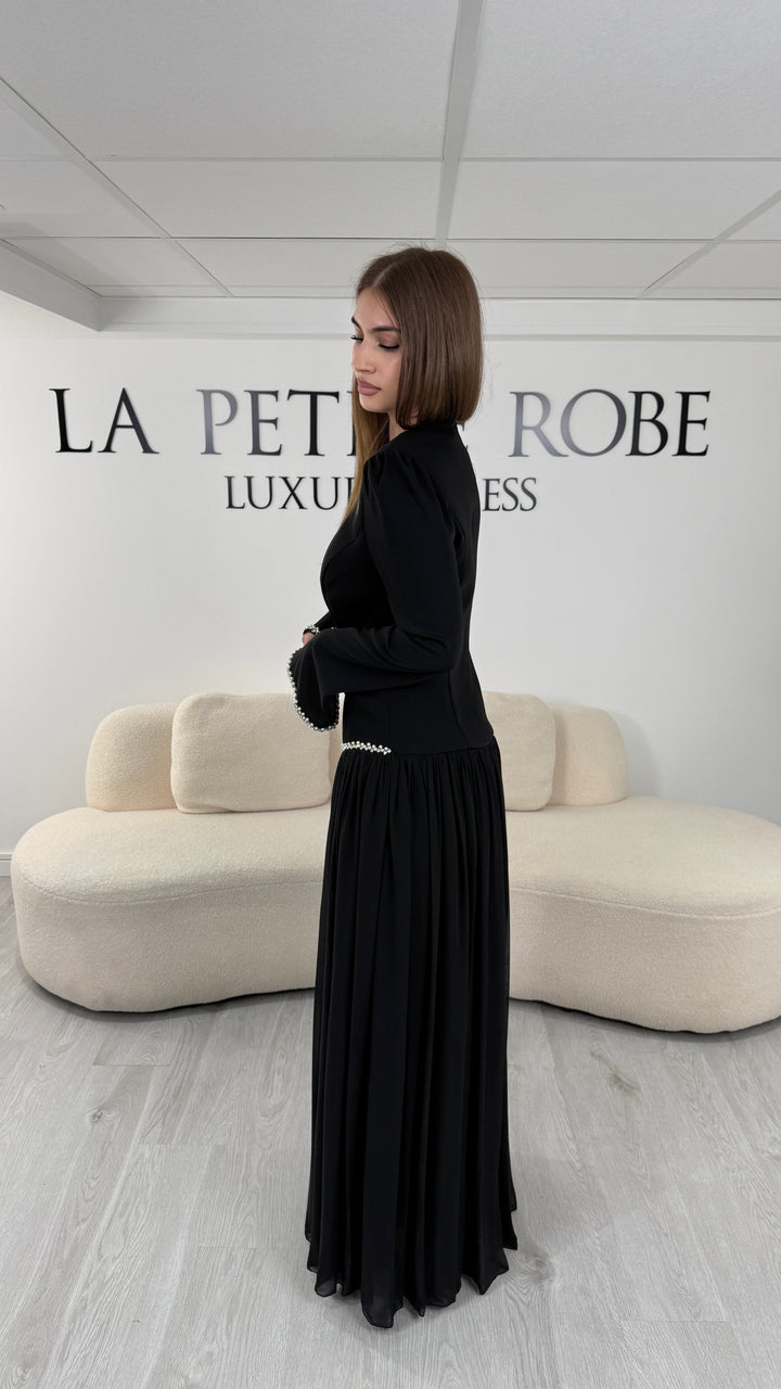 Poignets perlés des manches évasées de la robe modeste noire Nehir