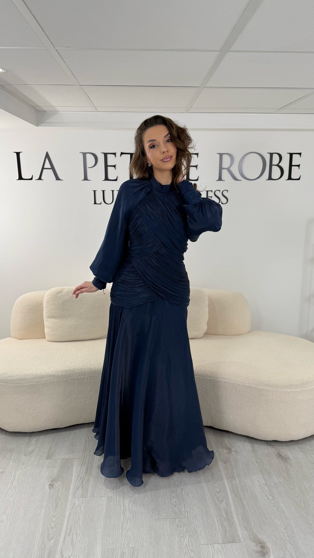 Robe de soirée bleu marine modeste longue avec col montant et manches longues. Sans fente, coupe fluide et élégante idéale pour mariage et réception.