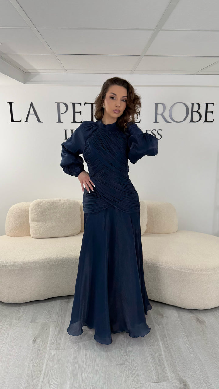 Robe de soirée bleu marine modeste longue avec col montant et manches longues. Sans fente, coupe fluide et élégante idéale pour mariage et réception.
