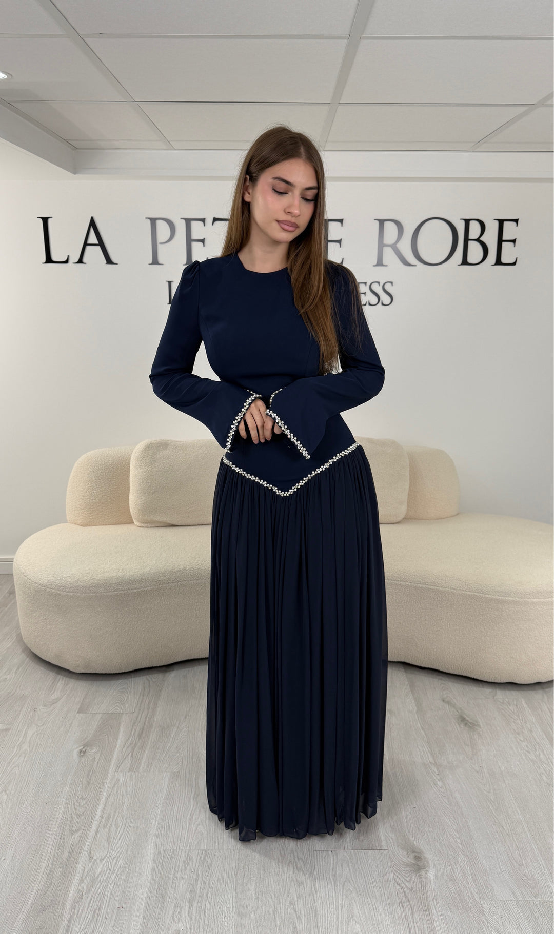Robe de soirée modeste bleu marine Nehir, manches longues évasées et jupe en mousseline