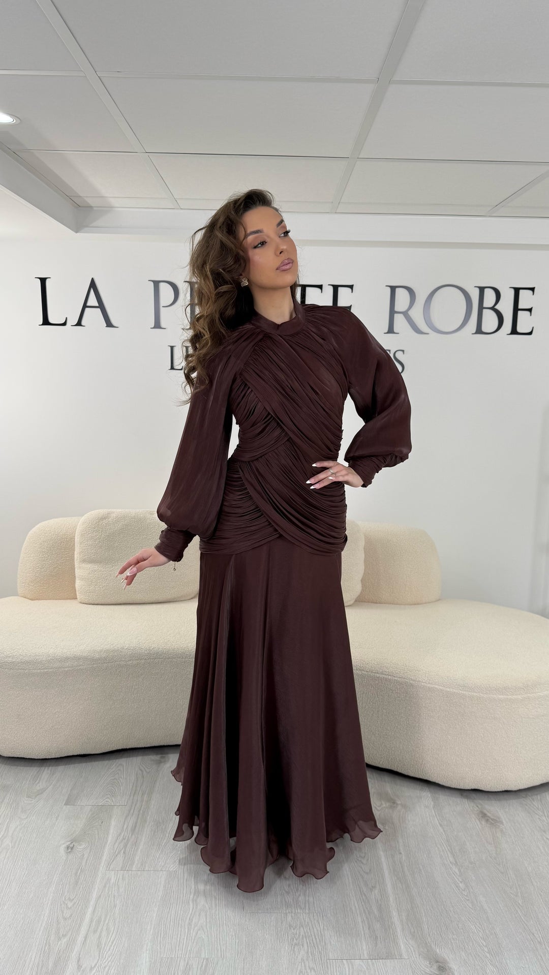 Robe de soirée marron modeste longue avec col montant et manches longues. Sans fente, coupe fluide et élégante parfaite pour mariage et cérémonie.