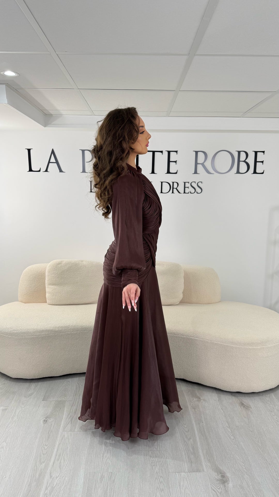 Robe de soirée marron modeste longue avec col montant et manches longues. Sans fente, coupe fluide et élégante parfaite pour mariage et cérémonie.