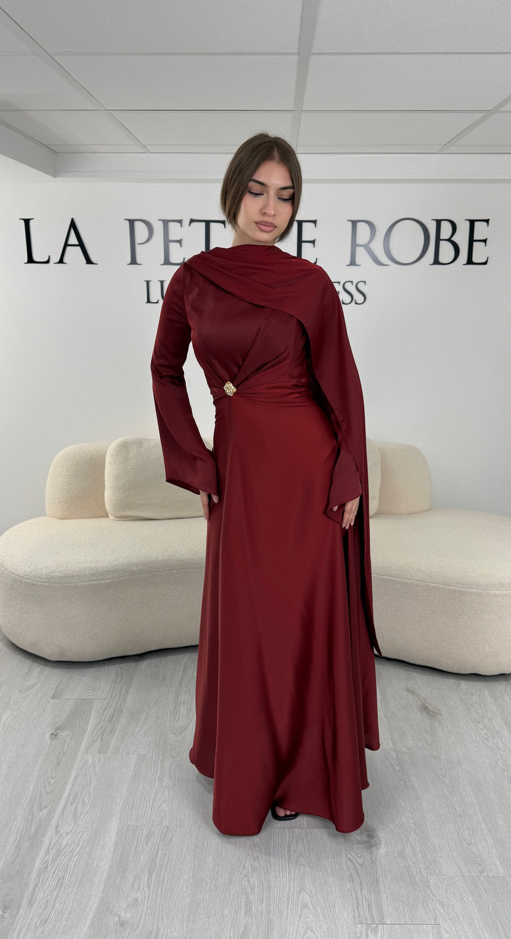 Robe de soirée modeste bordeaux longue avec col rond, manches longues et drapé élégant. Une robe sans fente idéale pour mariage, cérémonie ou demoiselle d'honneur.