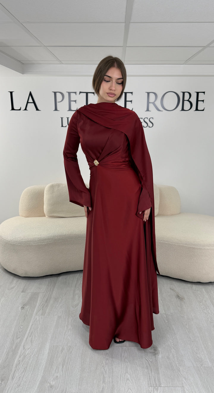 Robe de soirée modeste bordeaux longue avec col rond, manches longues et drapé élégant. Une robe sans fente idéale pour mariage, cérémonie ou demoiselle d'honneur.
