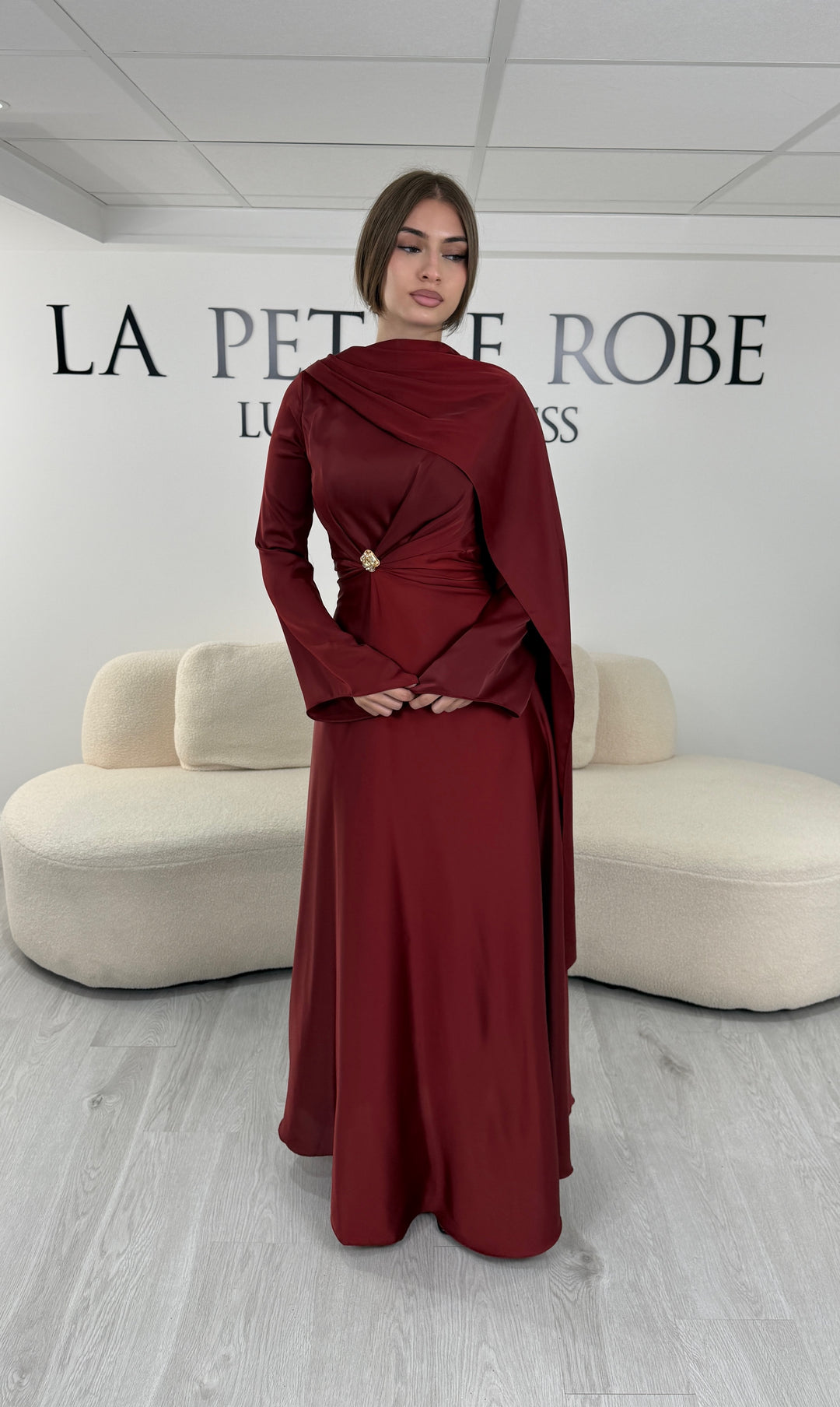 Robe de soirée modeste bordeaux longue avec col rond, manches longues et drapé élégant. Une robe sans fente idéale pour mariage, cérémonie ou demoiselle d'honneur.