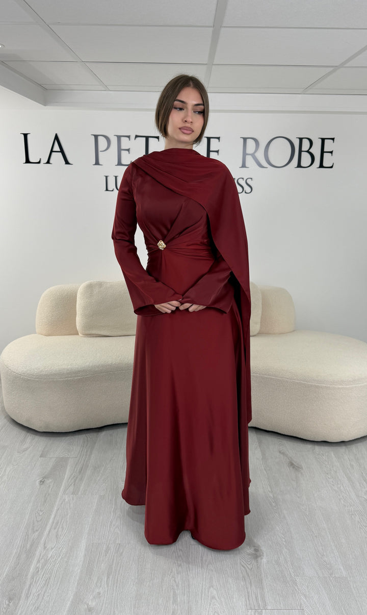 Robe de soirée modeste bordeaux longue avec col rond, manches longues et drapé élégant. Une robe sans fente idéale pour mariage, cérémonie ou demoiselle d'honneur.