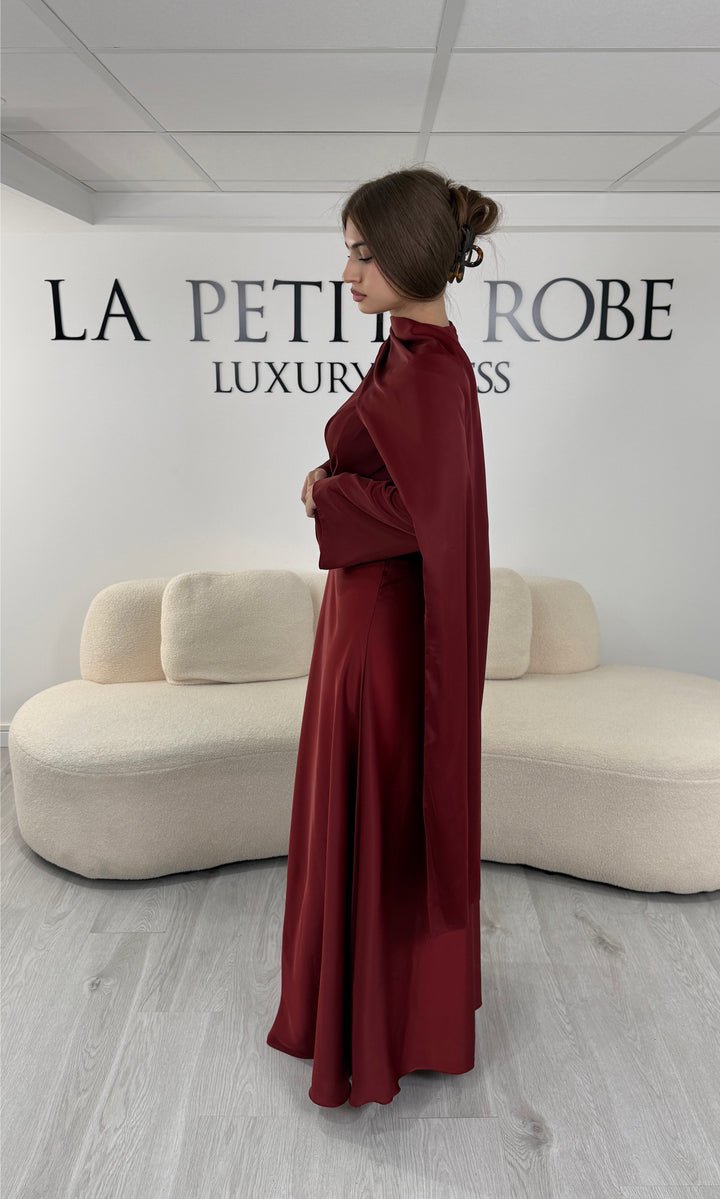 Robe de soirée modeste bordeaux longue avec col rond, manches longues et drapé élégant. Une robe sans fente idéale pour mariage, cérémonie ou demoiselle d'honneur.