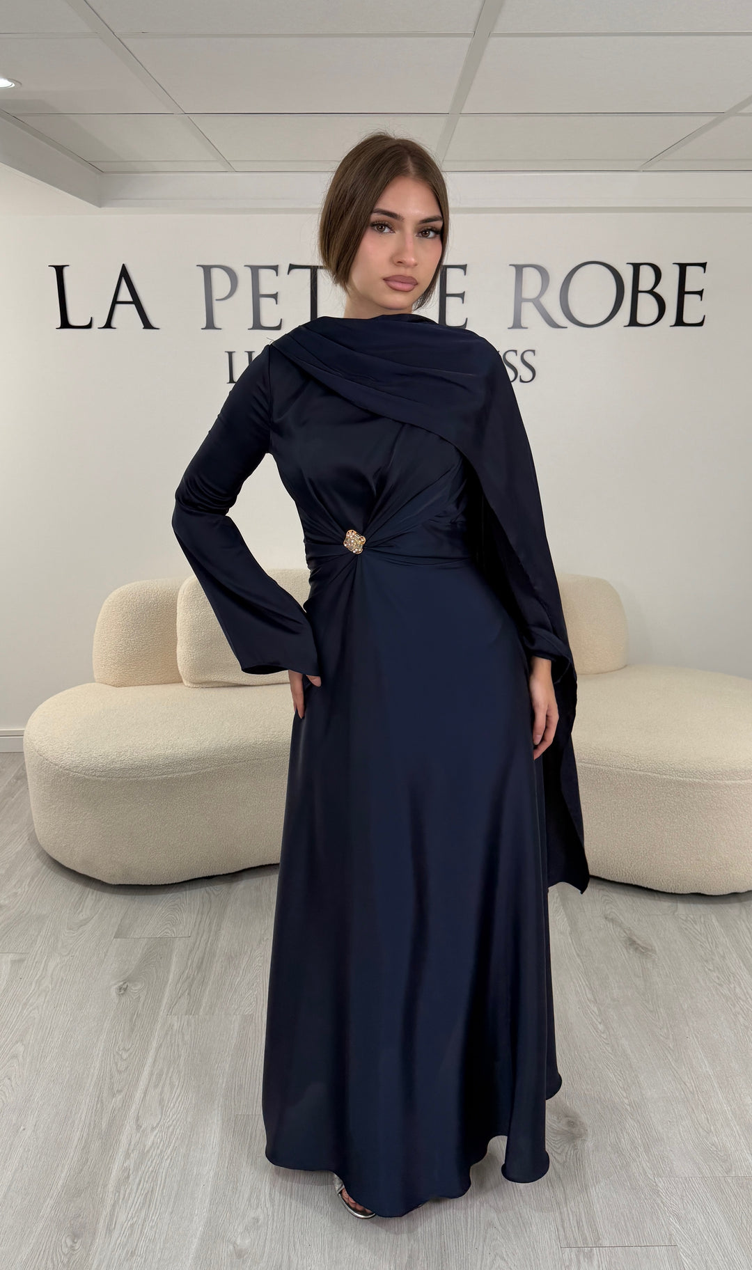 Robe de soirée modeste bleu marine longue avec col rond, manches longues et drapé élégant. Une robe sans fente idéale pour mariage, cérémonie ou demoiselle d'honneur.