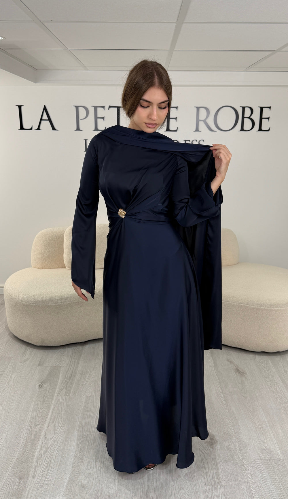 Robe de soirée modeste bleu marine longue avec col rond, manches longues et drapé élégant. Une robe sans fente idéale pour mariage, cérémonie ou demoiselle d'honneur.