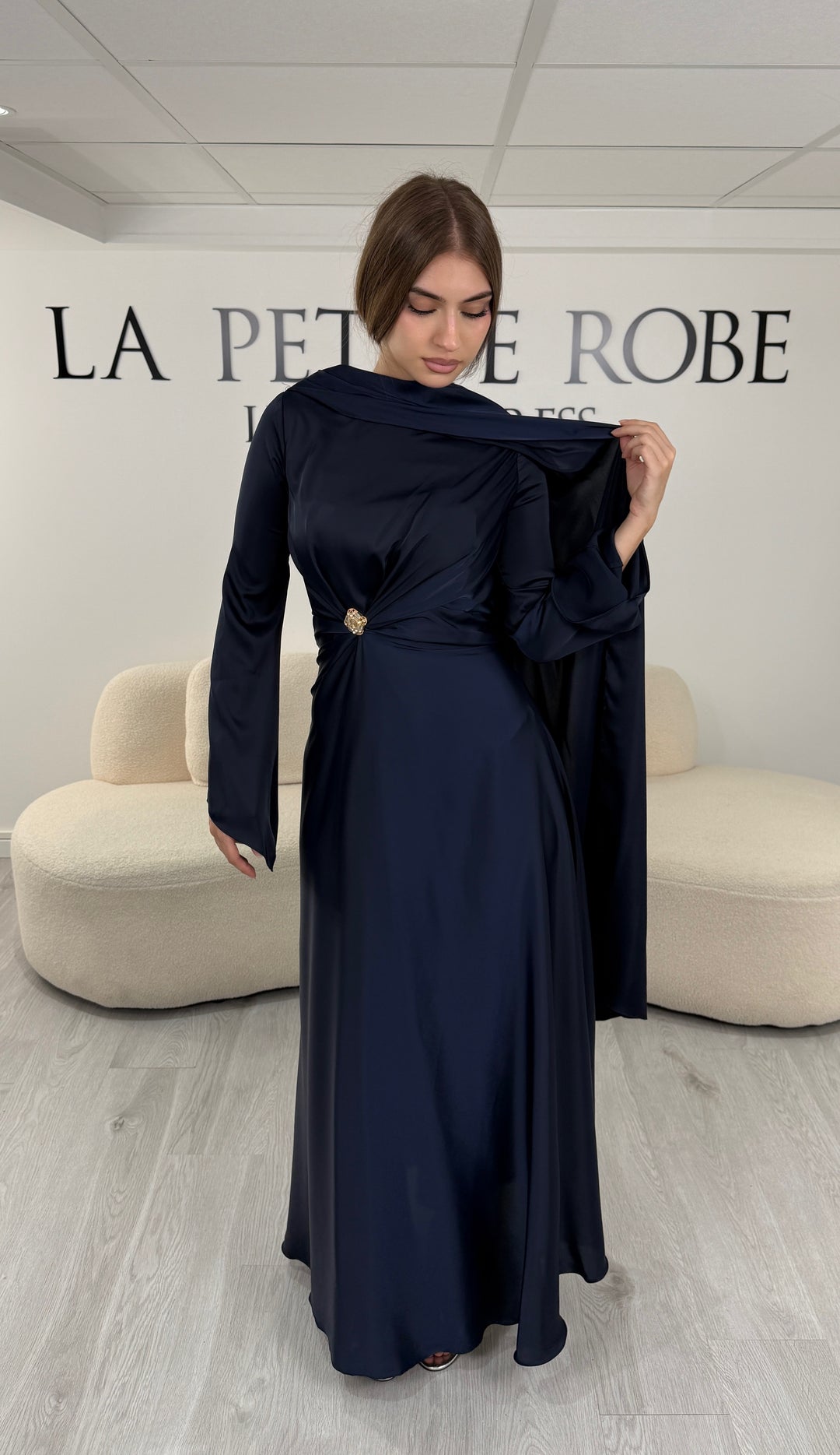Robe de soirée modeste bleu marine longue avec col rond, manches longues et drapé élégant. Une robe sans fente idéale pour mariage, cérémonie ou demoiselle d'honneur.