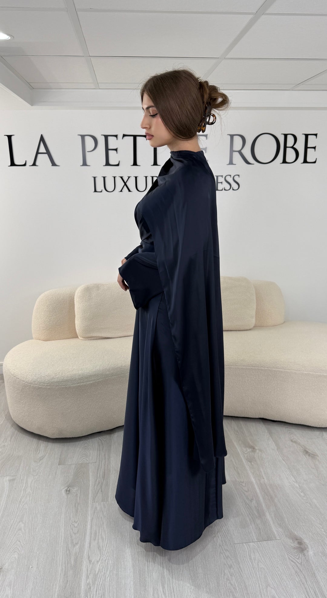Robe de soirée modeste bleu marine longue avec col rond, manches longues et drapé élégant. Une robe sans fente idéale pour mariage, cérémonie ou demoiselle d'honneur.