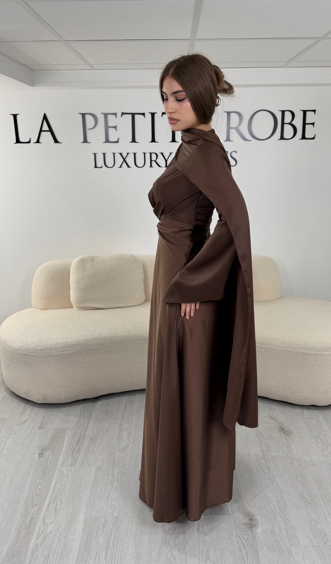Robe de soirée modeste marron longue avec col rond, manches longues et drapé élégant. Une robe sans fente idéale pour mariage, cérémonie ou demoiselle d'honneur.