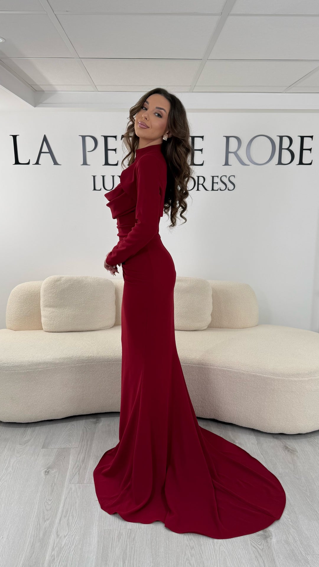 Robe de soirée bordeaux longue avec col montant, ouverture élégante et manches longues. Sans fente, coupe ajustée raffinée idéale pour gala et mariage.