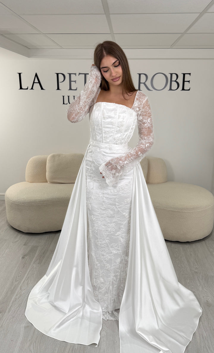 Robe de mariée Milena en dentelle perlée portée avec sa surjupe en satin amovible