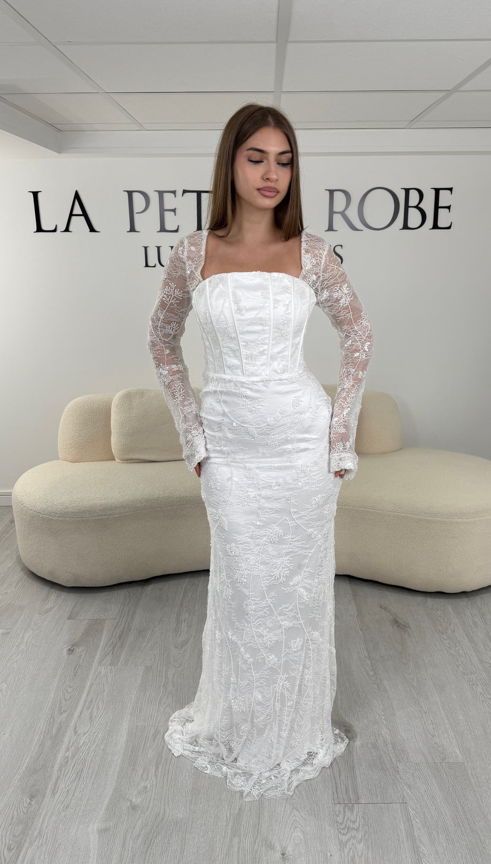 Robe de mariée Milena sans la surjupe : coupe fourreau en dentelle florale rebrodée